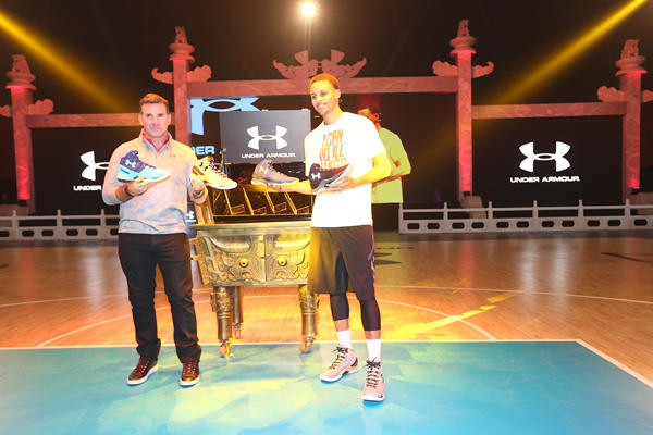 NBA Warrior Stephen Curry plays Terracotta Warrior