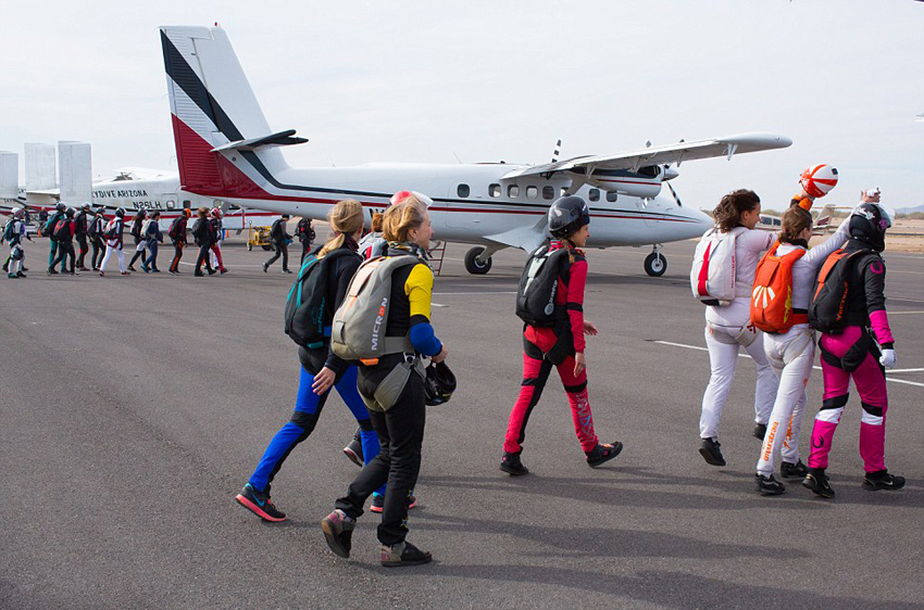 65名女子5000米高空垂直跳伞创纪录