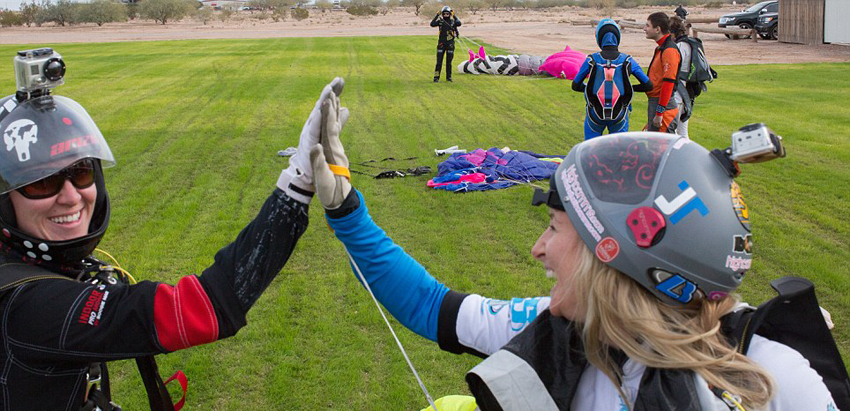 65名女子5000米高空垂直跳伞创纪录