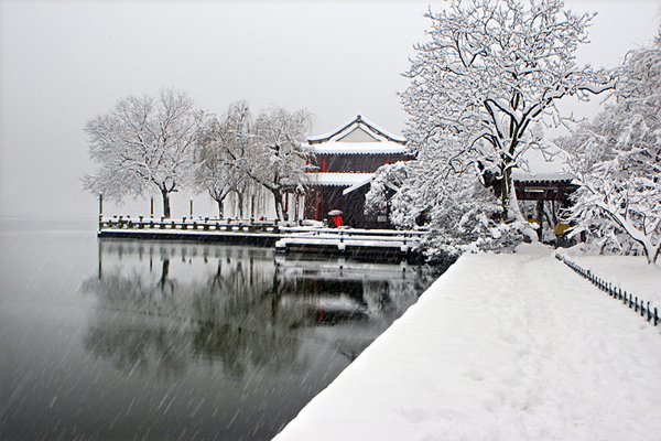 West Lake under the veil of snow