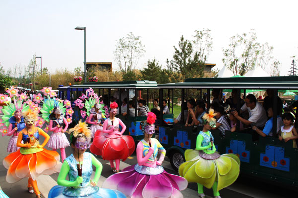 Horticultural Expo Amuses Holiday Visitors