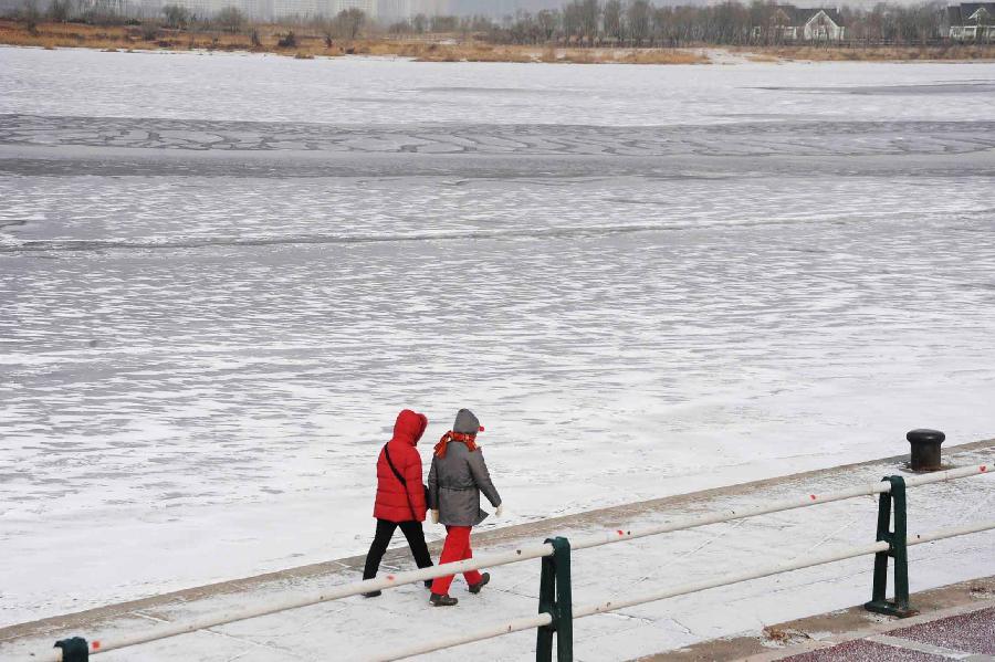Songhua River section of Harbin begins freezing up