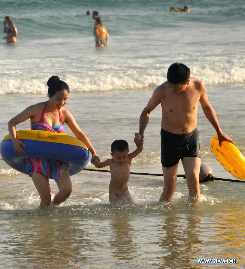 Tourists keep away from heat in Sanya