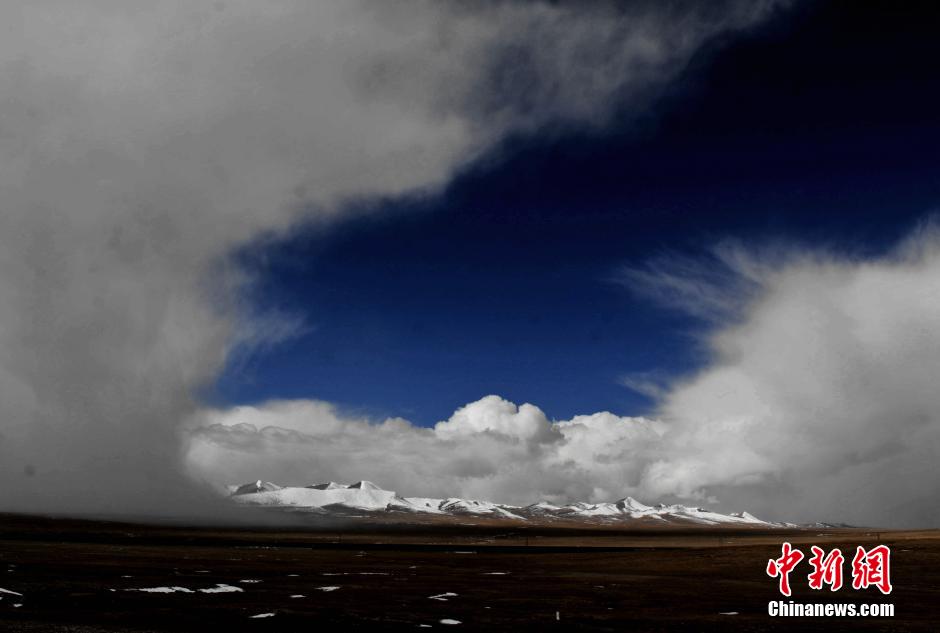 Beautiful scenery along the Qinghai-Tibet Highway