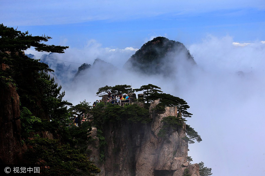 Spectacular sea of clouds at Huangshan Mountain