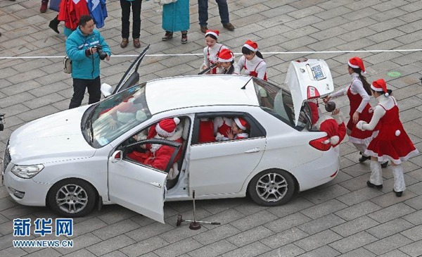 Trending: A Santa-packed car