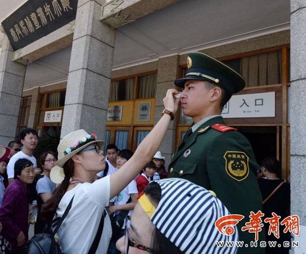Tourist wipes armed guard's sweat