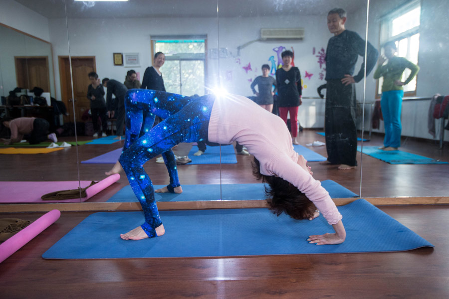 72-year-old teaches yoga for free in Hangzhou