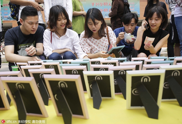 Graduate earns thousands of yuan in hours by selling 'campus beauty'