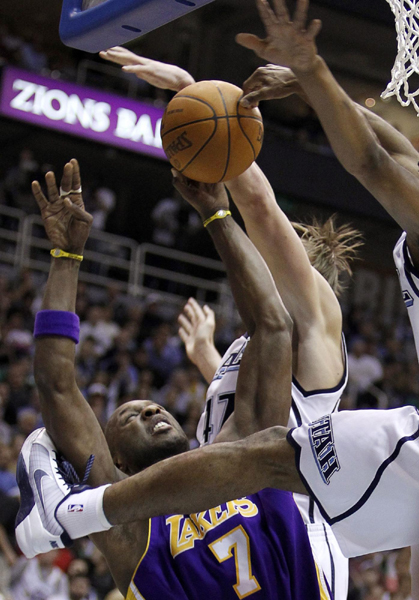 NBA：科比32分 湖人4:0横扫爵士会师太阳