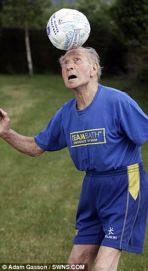 世界最老足球教练93岁退休 执教73年训练9000多人