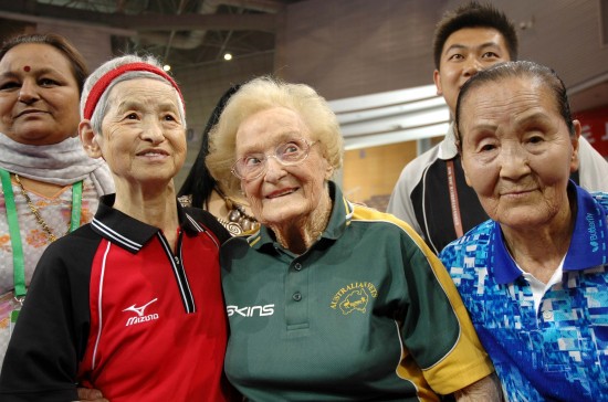 世界元老乒乓球锦标赛开幕 百岁老人“快乐乒乓”