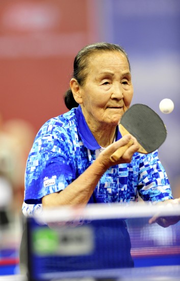 世界元老乒乓球锦标赛开幕 百岁老人“快乐乒乓”