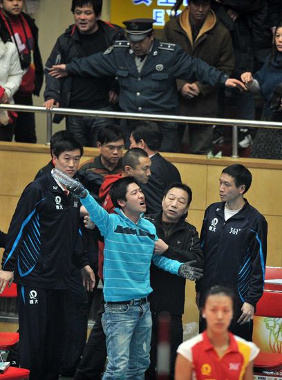 天津球迷被工作人员揪落看台 比赛险因此中断