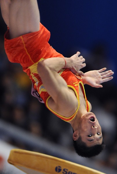 体操世锦赛：失误多得分低 中国男团预赛罕见第三