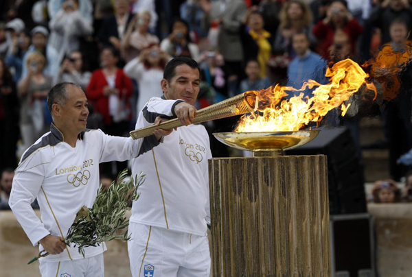 伦敦奥运圣火交接仪式在希腊举行 李宁点燃圣火坛