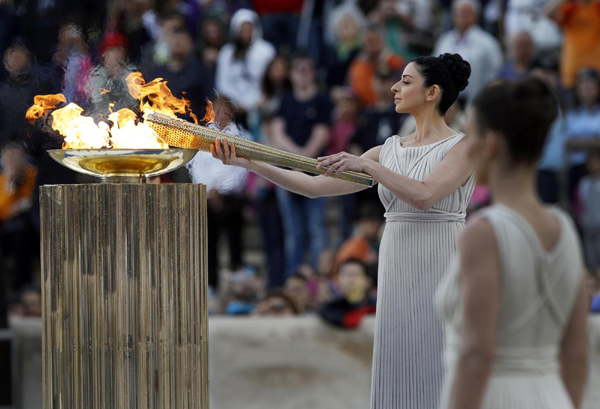 伦敦奥运圣火交接仪式在希腊举行 李宁点燃圣火坛