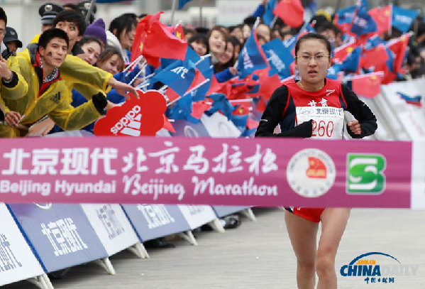 现场直击北京马拉松 中国“眼镜侠”连续21次摘冠