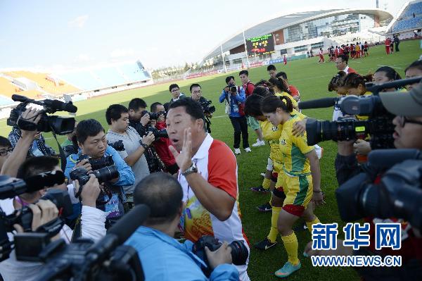 女子橄榄球决赛惊现71:0 北京队不满判罚消极比赛