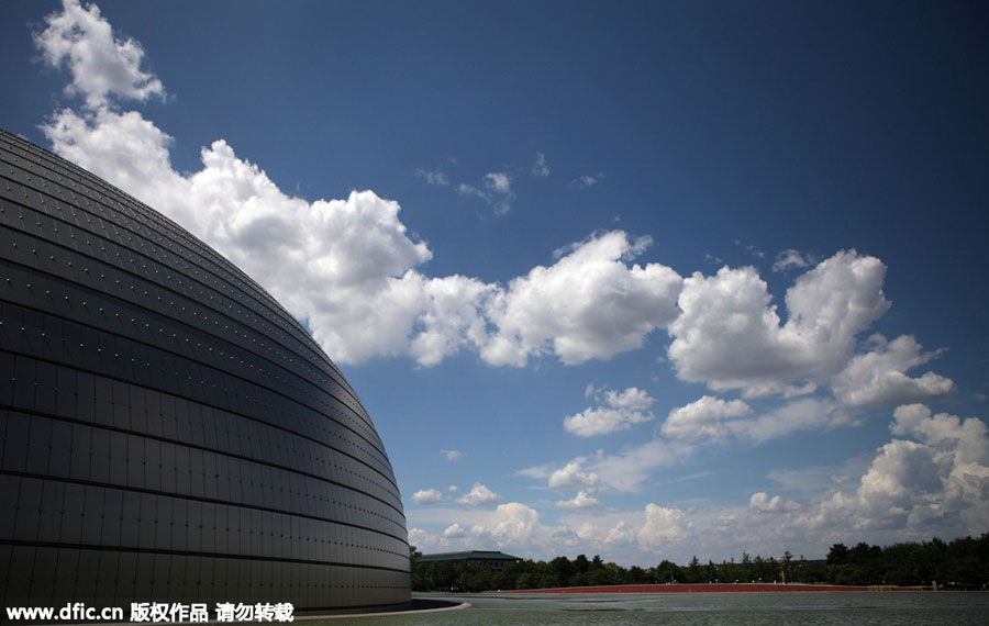 Blue sky beautifies Beijing ahead of V-Day Parade