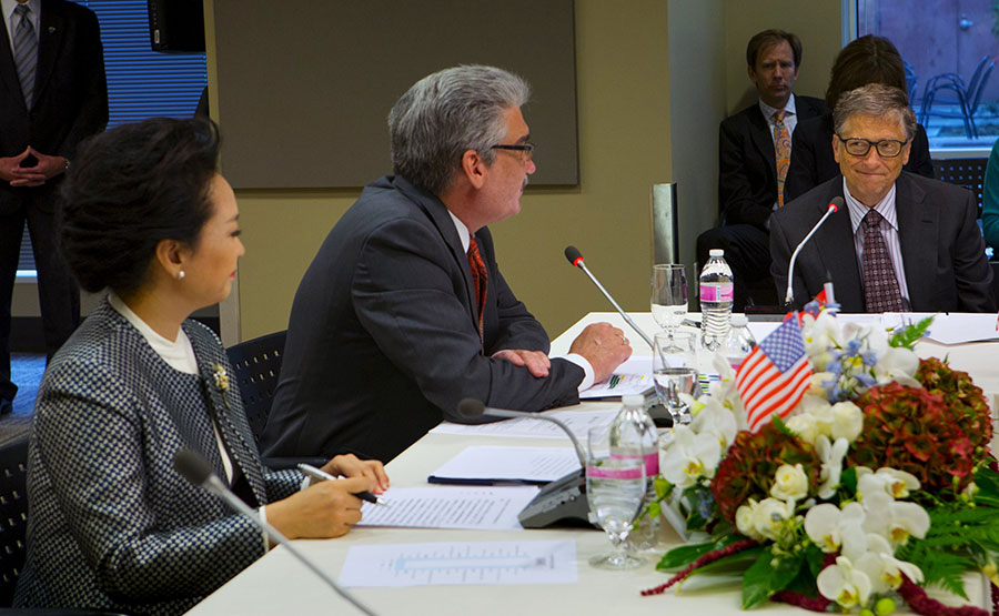 First Lady tours cancer research center with Melinda, Bill Gates