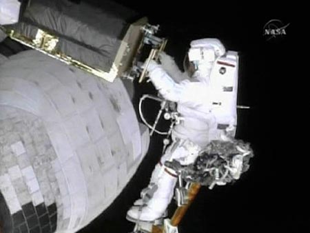 Astronauts finish repairs on Hubble telescope