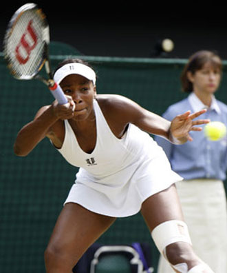 Serena Williams beats Venus to clinch 3rd Wimbledon title