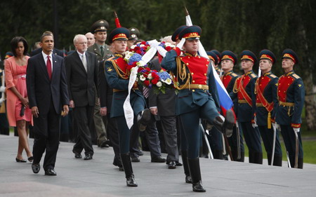 Obama, Medvedev sign pact to reduce nuclear stockpiles