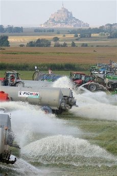 Euro farmers dump milk to protest price slump