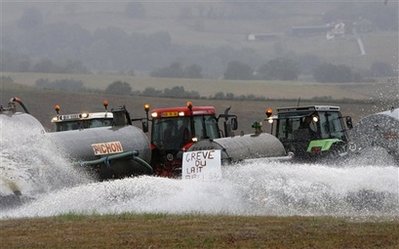 Euro farmers dump milk to protest price slump