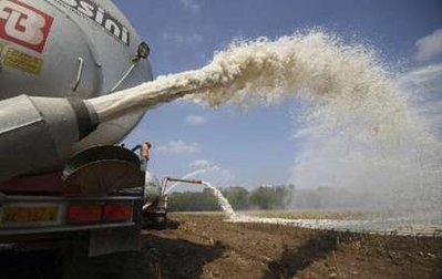 Euro farmers dump milk to protest price slump