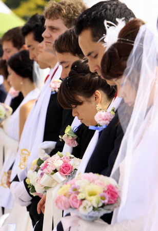 Mass wedding of 5,000 couples in South Korea