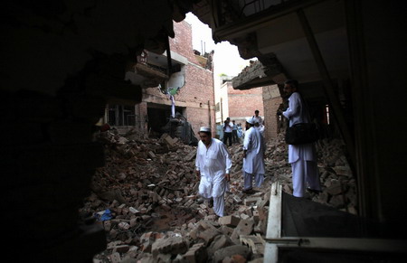 Gunmen, bombs hit 5 sites in Pakistan, 39 die
