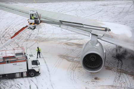 Heavy snow brings travel chaos in Europe