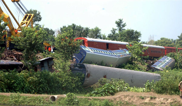 1 killed, 35 injured in Indian train derailment