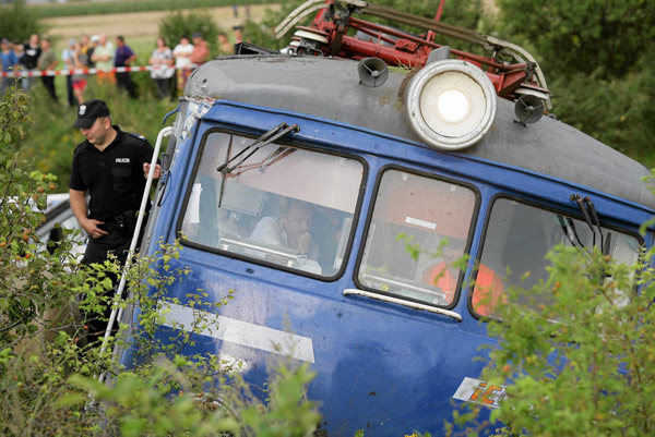 Polish train derails, 4 people killed