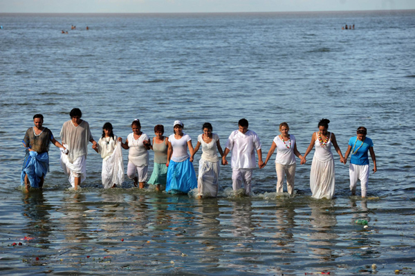 Immigrants pray for blessings from god of water