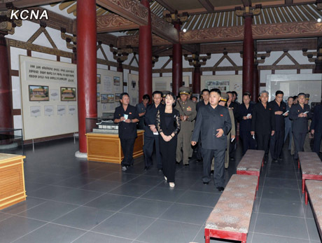 DPRK top leader, wife inspect Pyongyang Folk Park