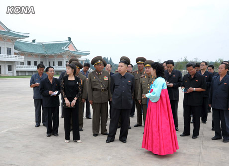 DPRK top leader, wife inspect Pyongyang Folk Park