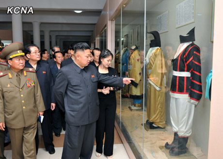 DPRK top leader, wife inspect Pyongyang Folk Park