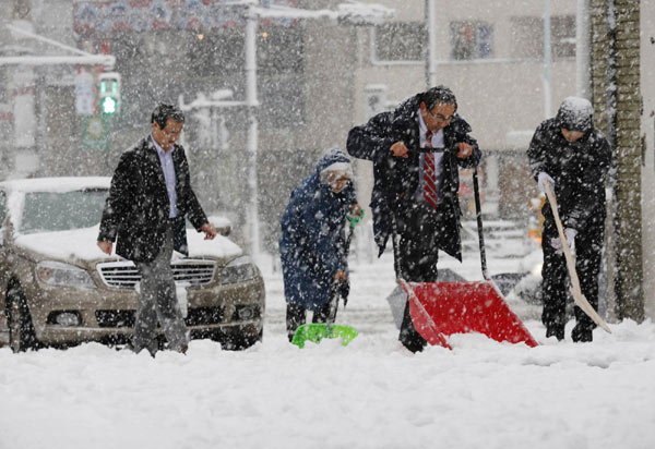 Heavy snow impacts on traffic in eastern Japan