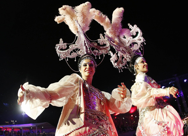 Revellers brave cold to fight AIDS at Vienna ball