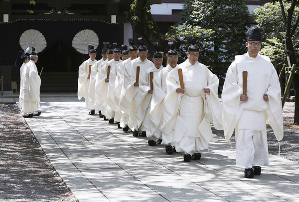 Yasukuni Shrine visits face strong criticism in Japan
