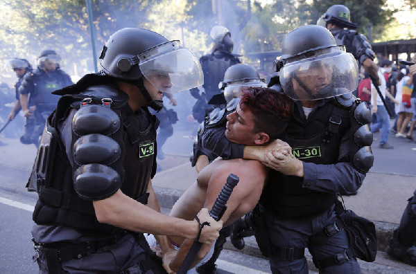 Brazil police arrest protesters before WCup final