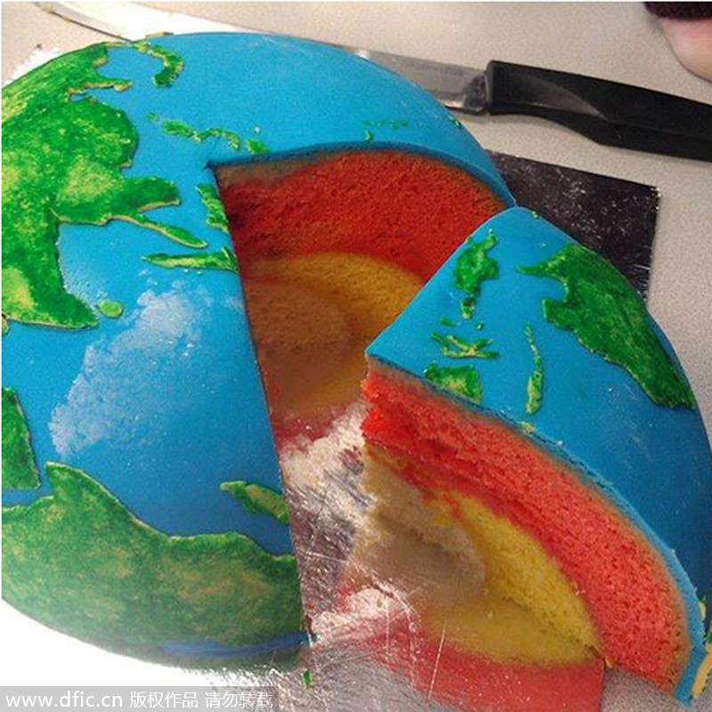 Baker creates splendid planetary cakes