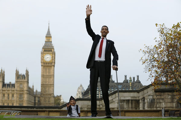 World's tallest man meets world's shortest man