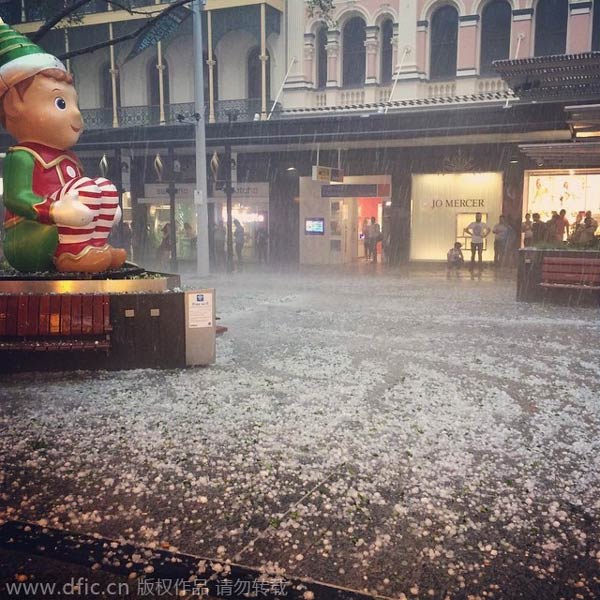 Storm cuts power, lifts roofs in Australian city