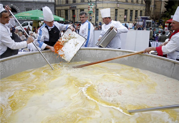 Bosnians boil largest broth for record bid