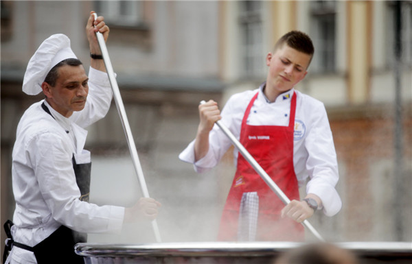 Bosnians boil largest broth for record bid