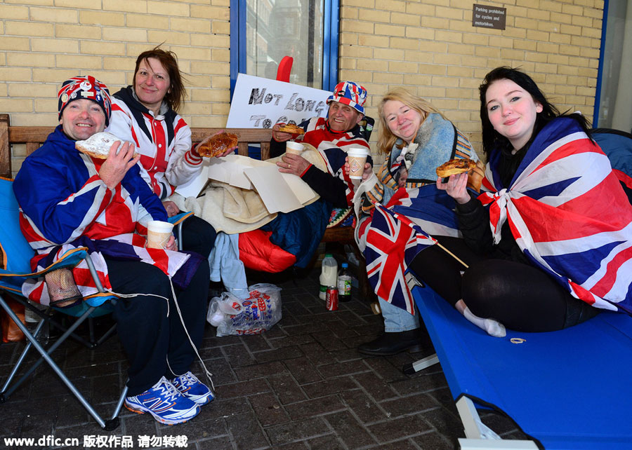 Royal couple sends refreshments to fans during long wait